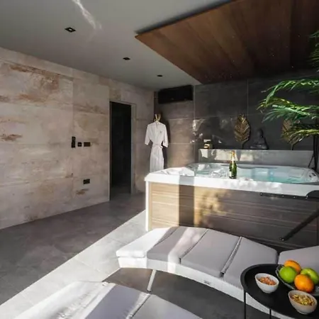 Vacay Vie With Cinema And Villa
