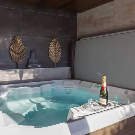 Vacay Vie With Cinema And Villa *