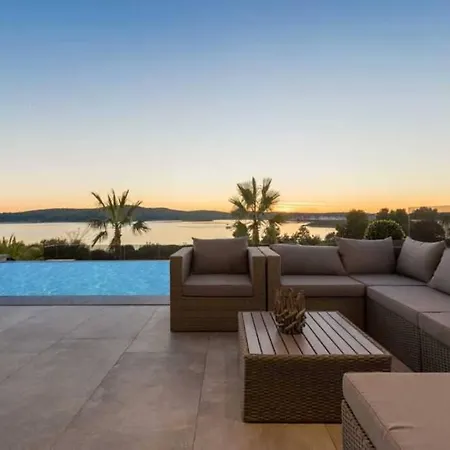 Vacay Vie With Cinema And Villa Medulin