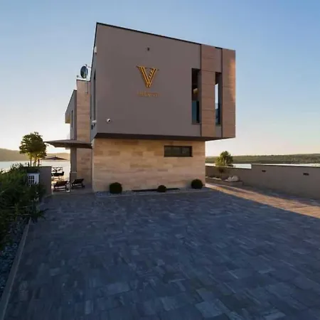 Vacay Vie With Cinema And Villa