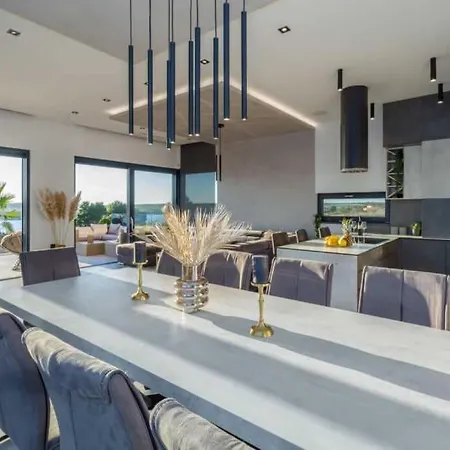 Vacay Vie With Cinema And Villa Medulin