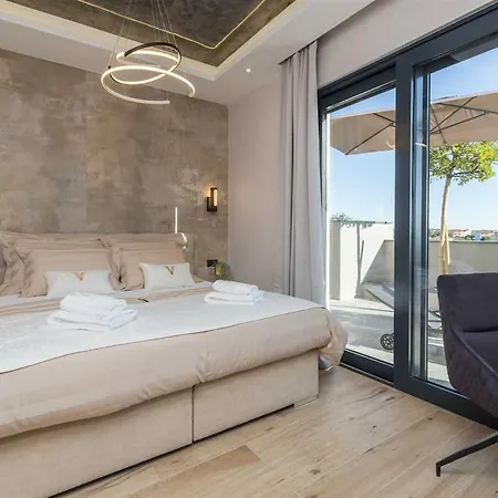 Vacay Vie With Cinema And Villa *