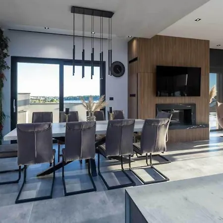 Vacay Vie With Cinema And Villa Medulin